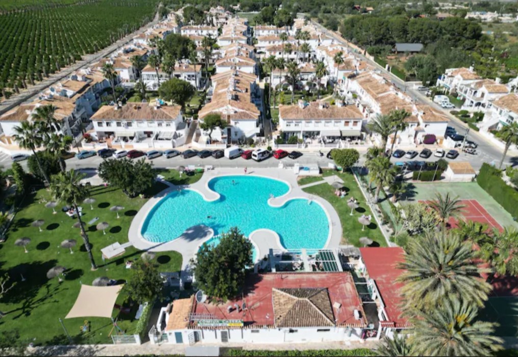 BUNGALOW EN PLANTA BAJA TOTALMENTE REFORMADO, CON TERRAZAS Y PISCINA COMUNITARIA EN TORREVIEJA