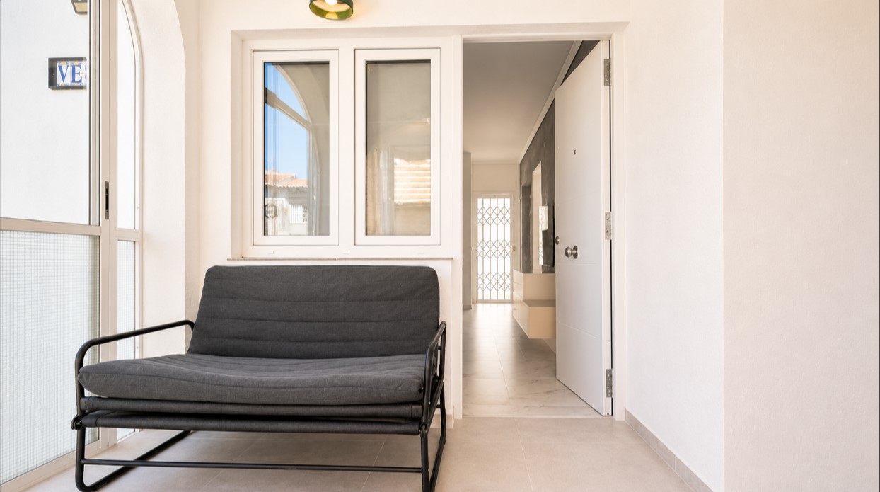 BUNGALOW EN PLANTA BAJA TOTALMENTE REFORMADO, CON TERRAZAS Y PISCINA COMUNITARIA EN TORREVIEJA
