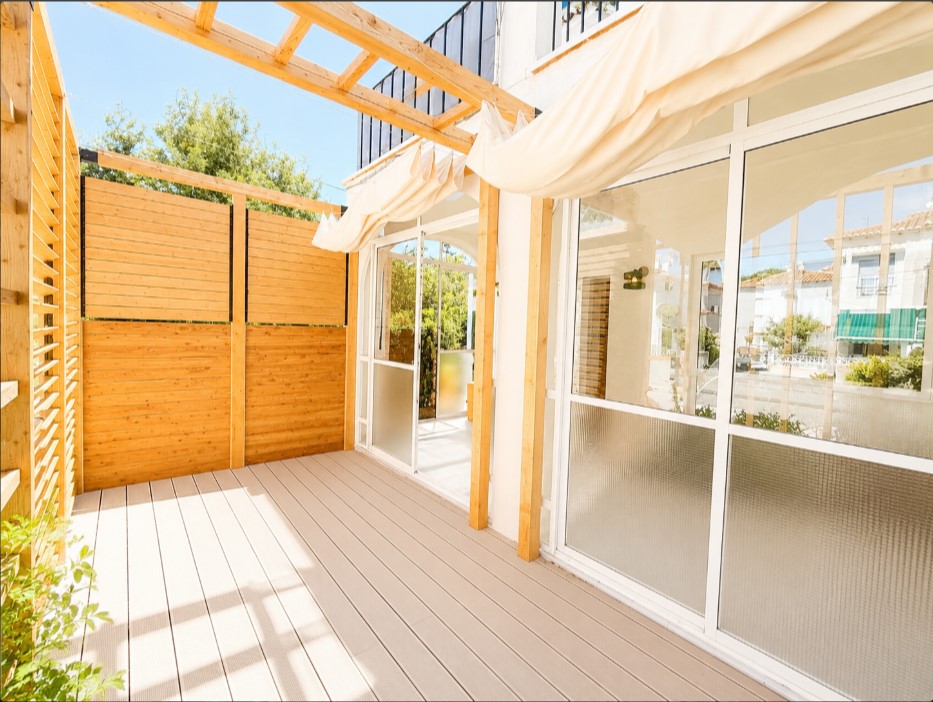 BUNGALOW EN PLANTA BAJA TOTALMENTE REFORMADO, CON TERRAZAS Y PISCINA COMUNITARIA EN TORREVIEJA