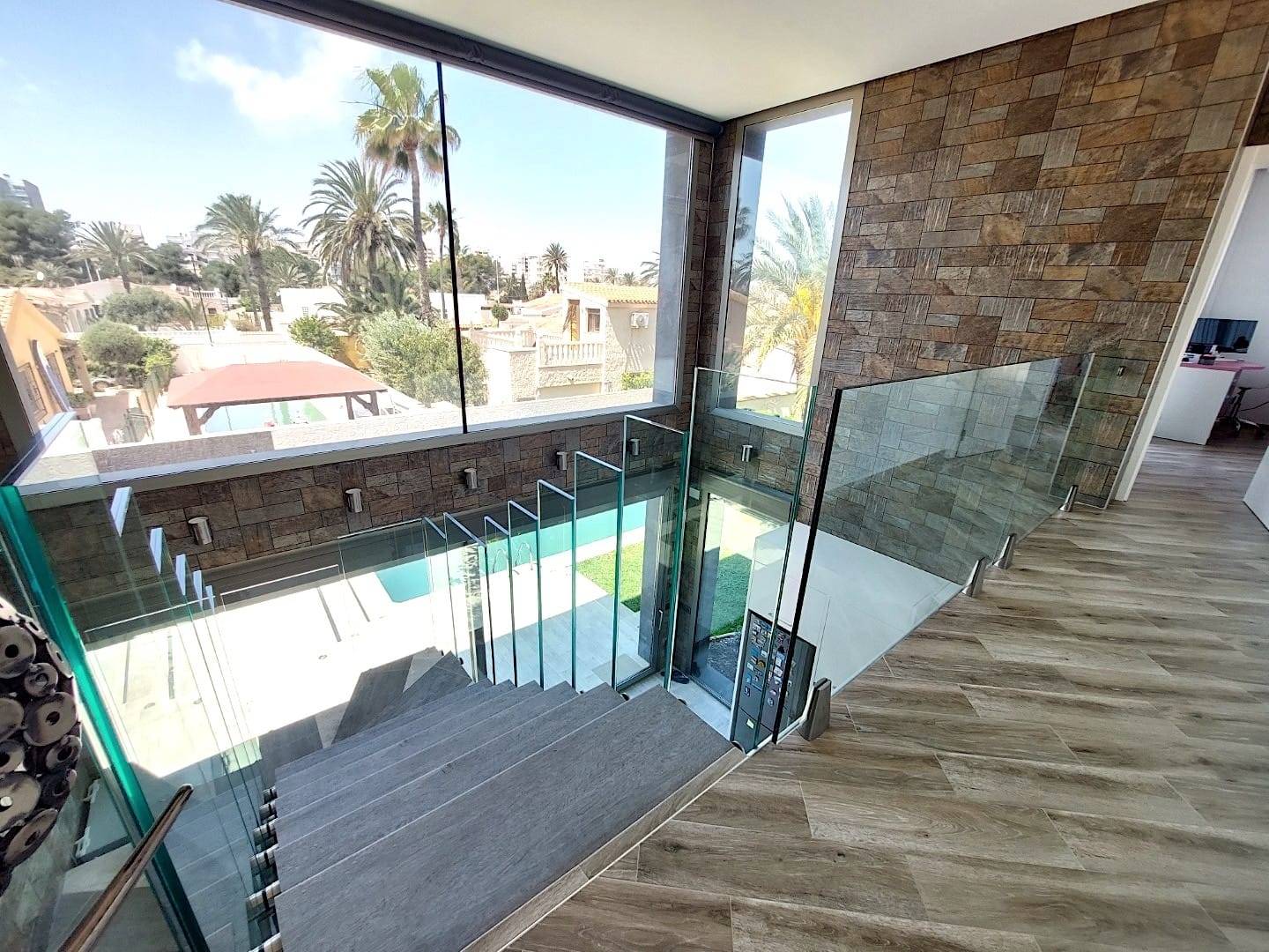 LUXURY VILLA IN URB. LOS ANGELES WITH SALTWATER POOL AND NICE PLOT