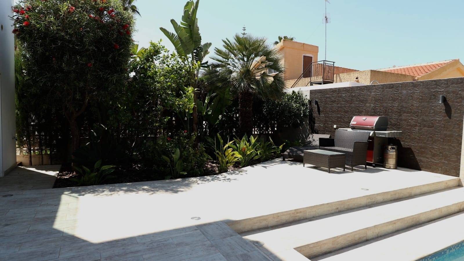 LUXURY VILLA IN URB. LOS ANGELES WITH SALTWATER POOL AND NICE PLOT