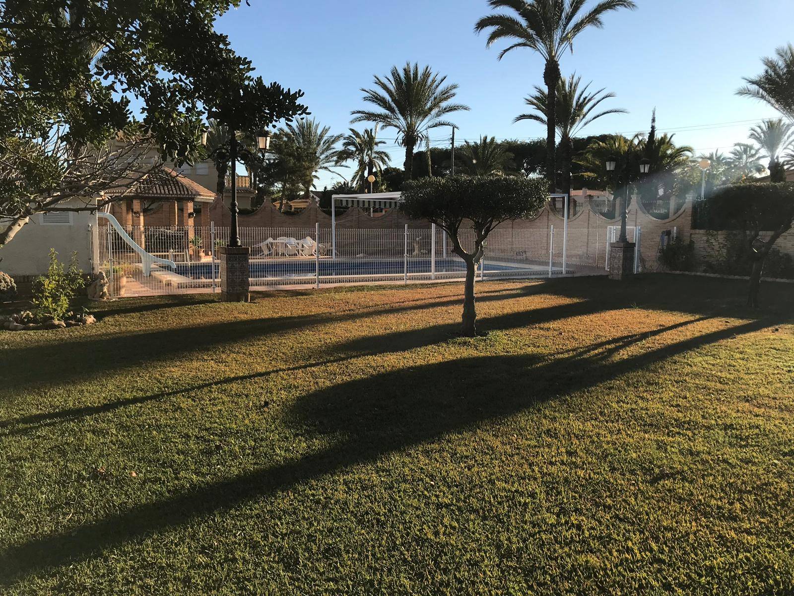 VILLA OF 1500 M2 PLOT IN URB. CABO ROIG 100 METERS FROM THE SEA