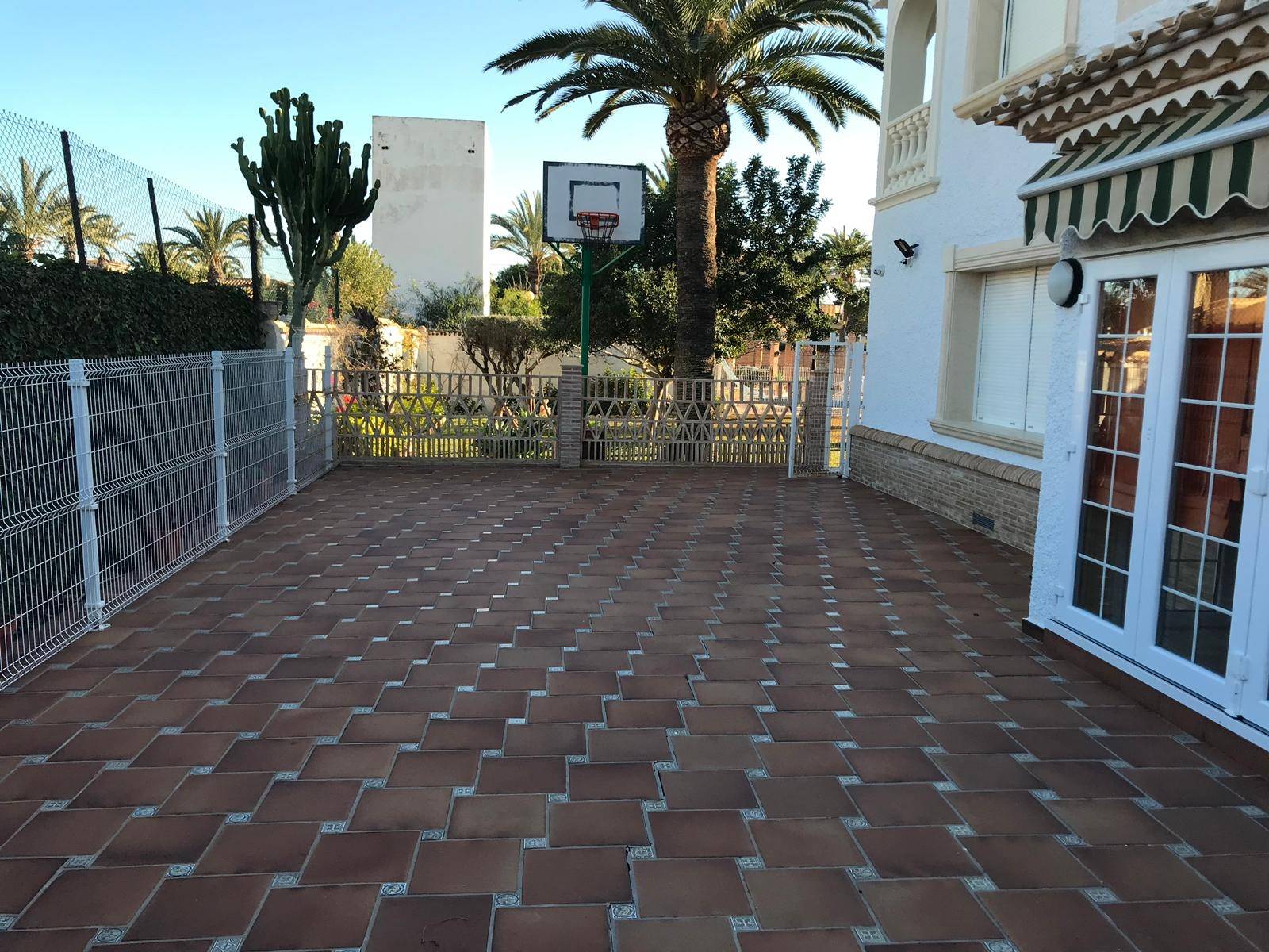 CHALET DE 1500 M2 DE PARCELA EN URB. CABO ROIG A 100 METROS DEL MAR