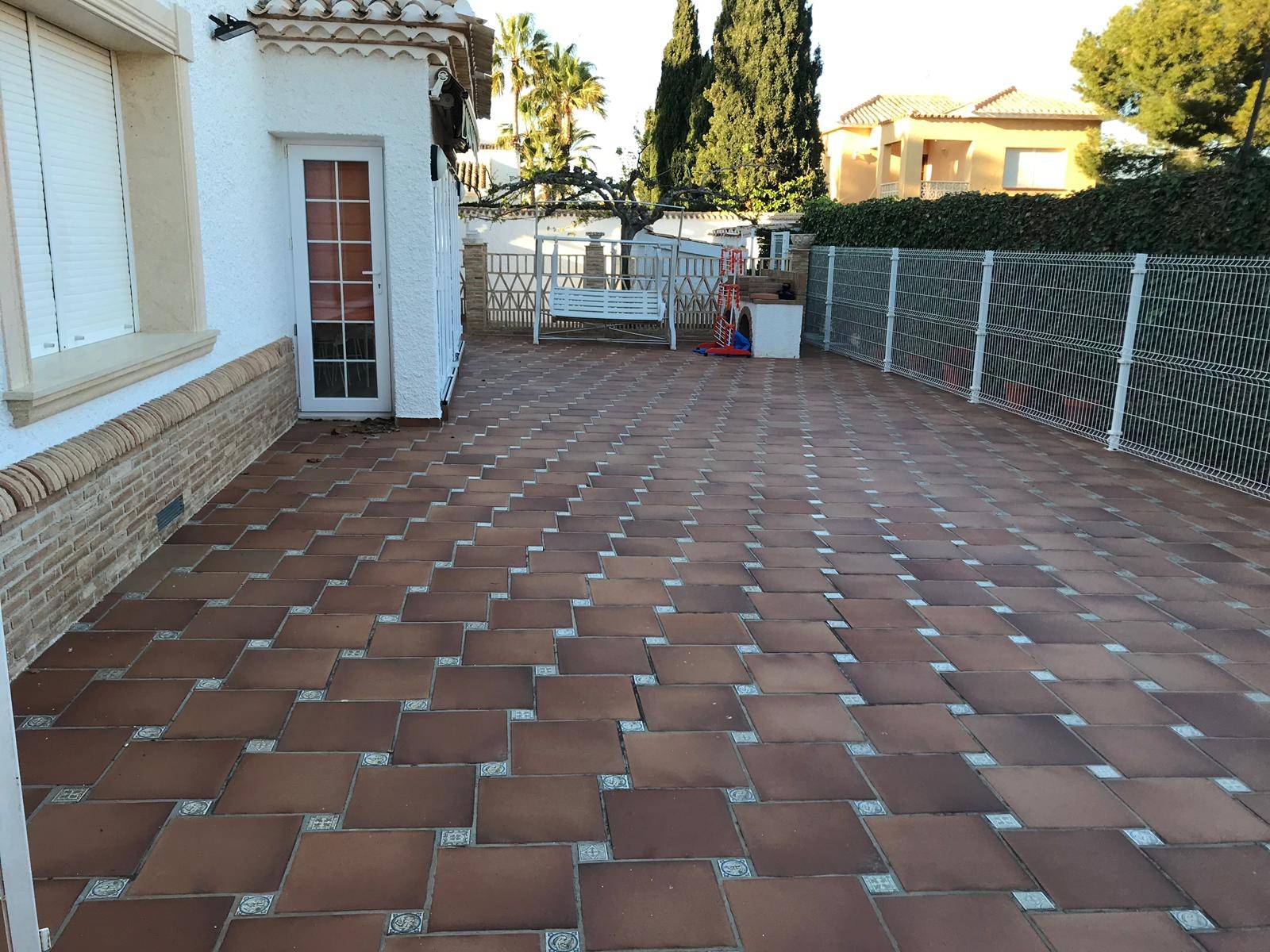 VILLA VON 1500 M2 GRUNDSTÜCK IN URB. CABO ROIG 100 METER VOM MEER ENTFERNT