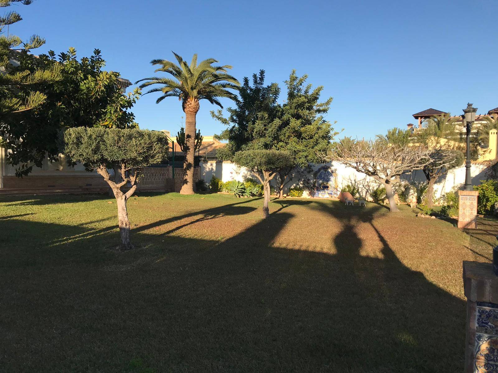 VILLA PÅ 1500 M2 GRUND I URB. CABO ROIG 100 METER FRA HAVET