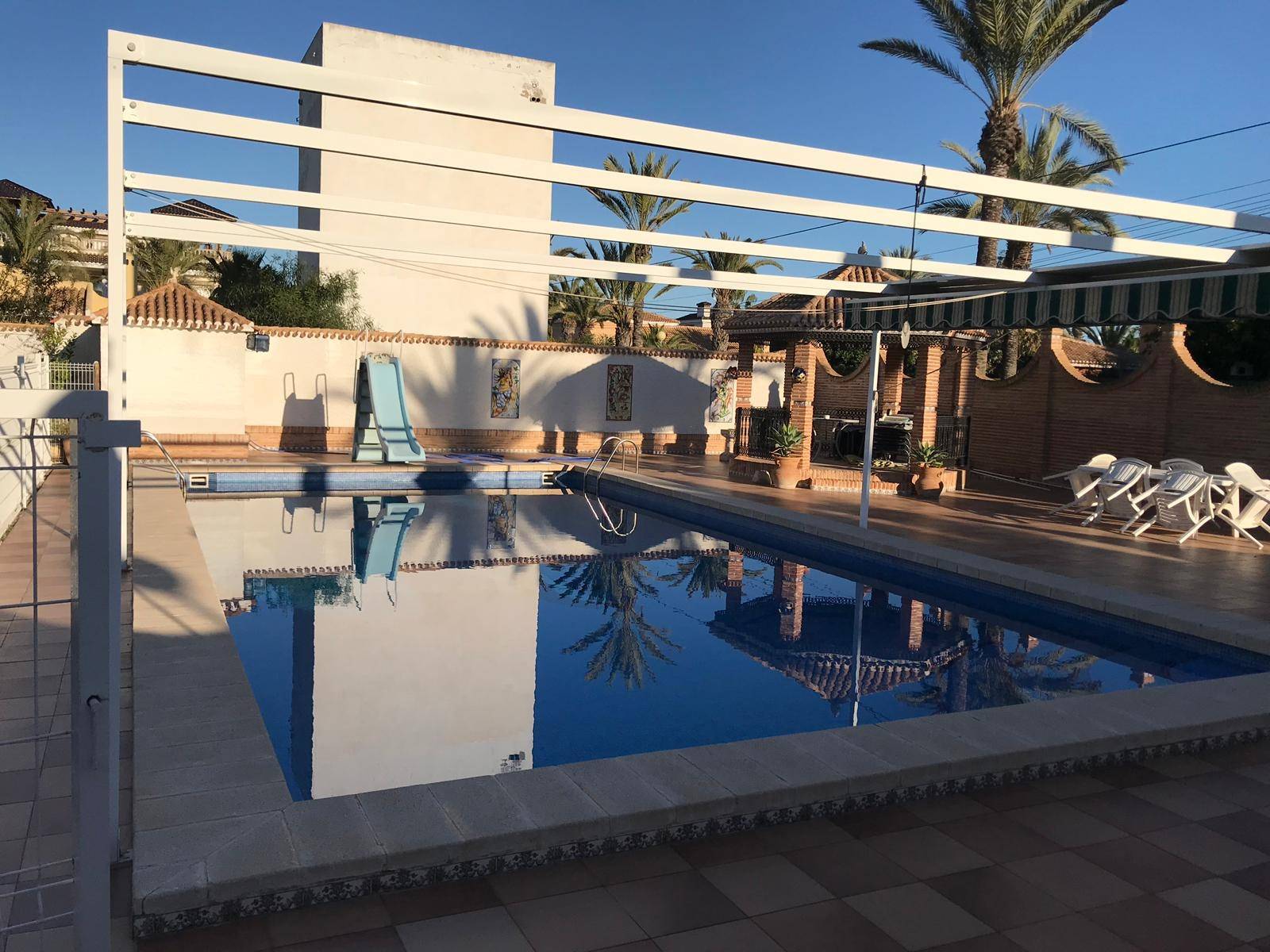 VILLA VON 1500 M2 GRUNDSTÜCK IN URB. CABO ROIG 100 METER VOM MEER ENTFERNT