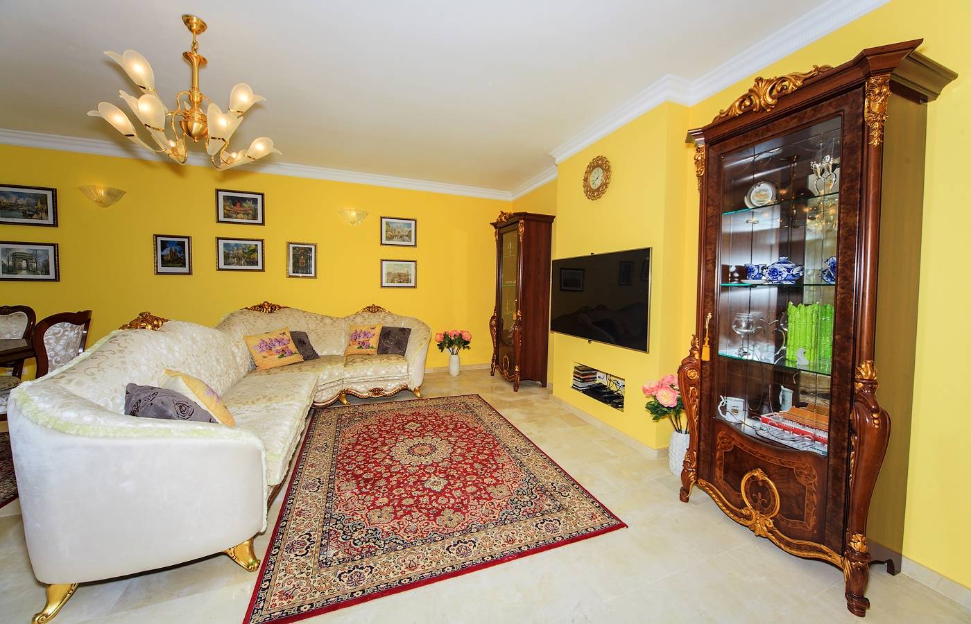 BEAUTIFUL INDEPENDENT VILLA WITH POOL AND WELL-KEPT PLOT IN PUNTA PRIMA
