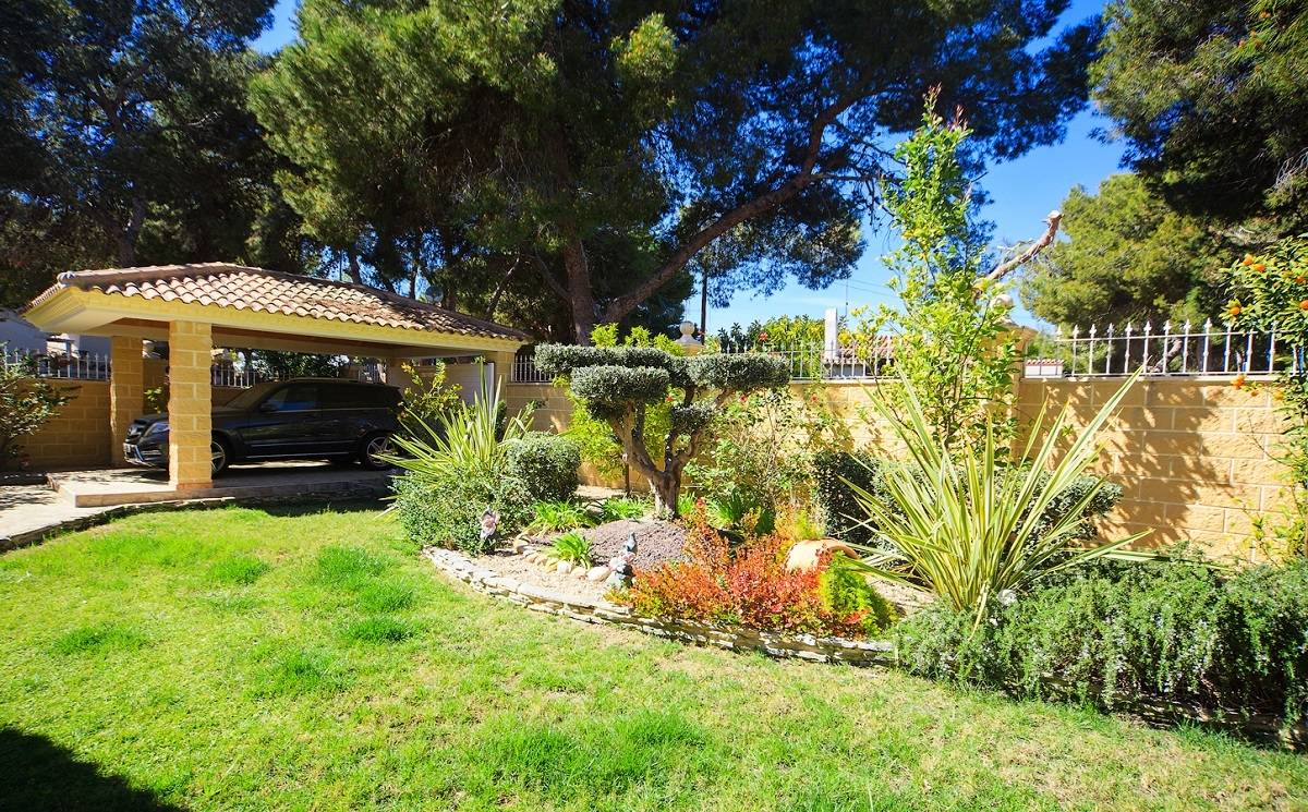 BEAUTIFUL INDEPENDENT VILLA WITH POOL AND WELL-KEPT PLOT IN PUNTA PRIMA