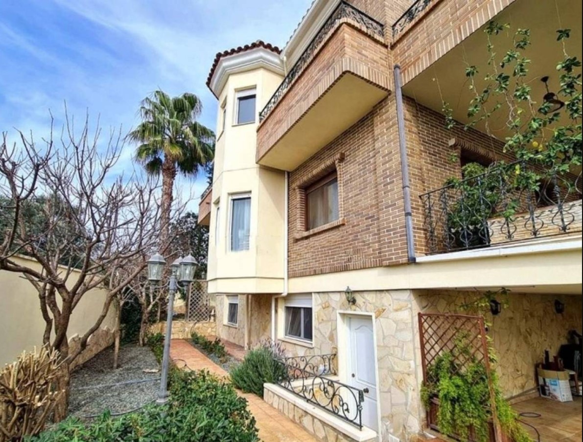 LUXURY DETACHED VILLA IN DOÑA PEPA, CIUDAD QUESADA