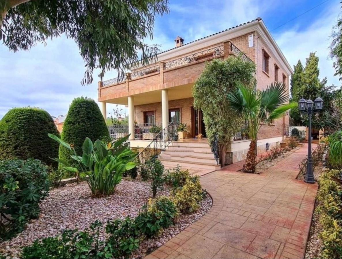 LUXURY DETACHED VILLA IN DOÑA PEPA, CIUDAD QUESADA