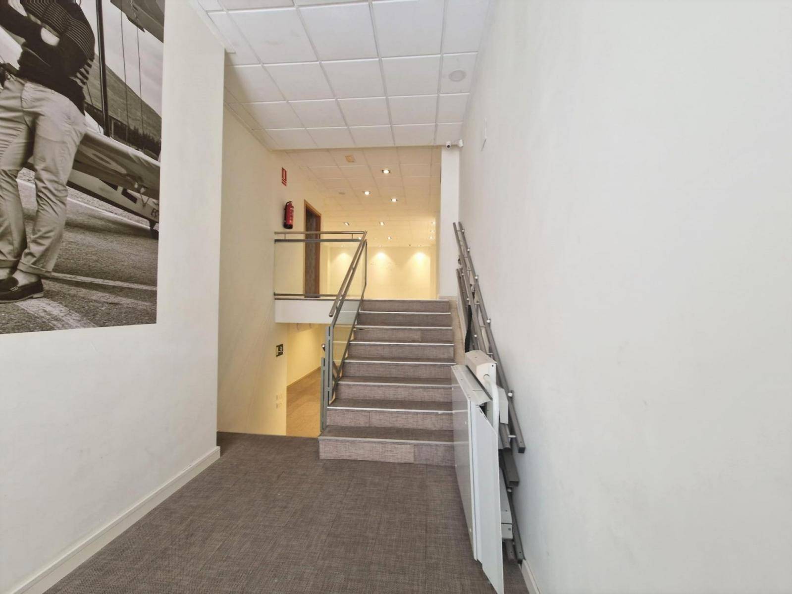 LARGE COMMERCIAL PREMISES WITH THREE FLOORS IN THE CENTER OF GUARDAMAR DEL SEGURA
