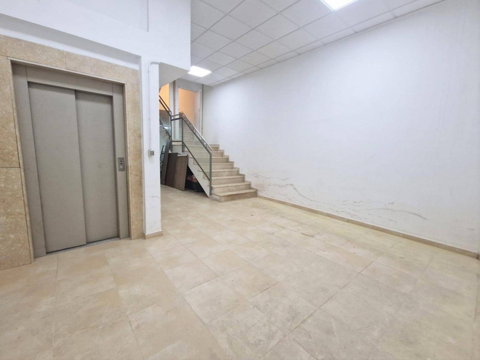 LARGE COMMERCIAL PREMISES WITH THREE FLOORS IN THE CENTER OF GUARDAMAR DEL SEGURA