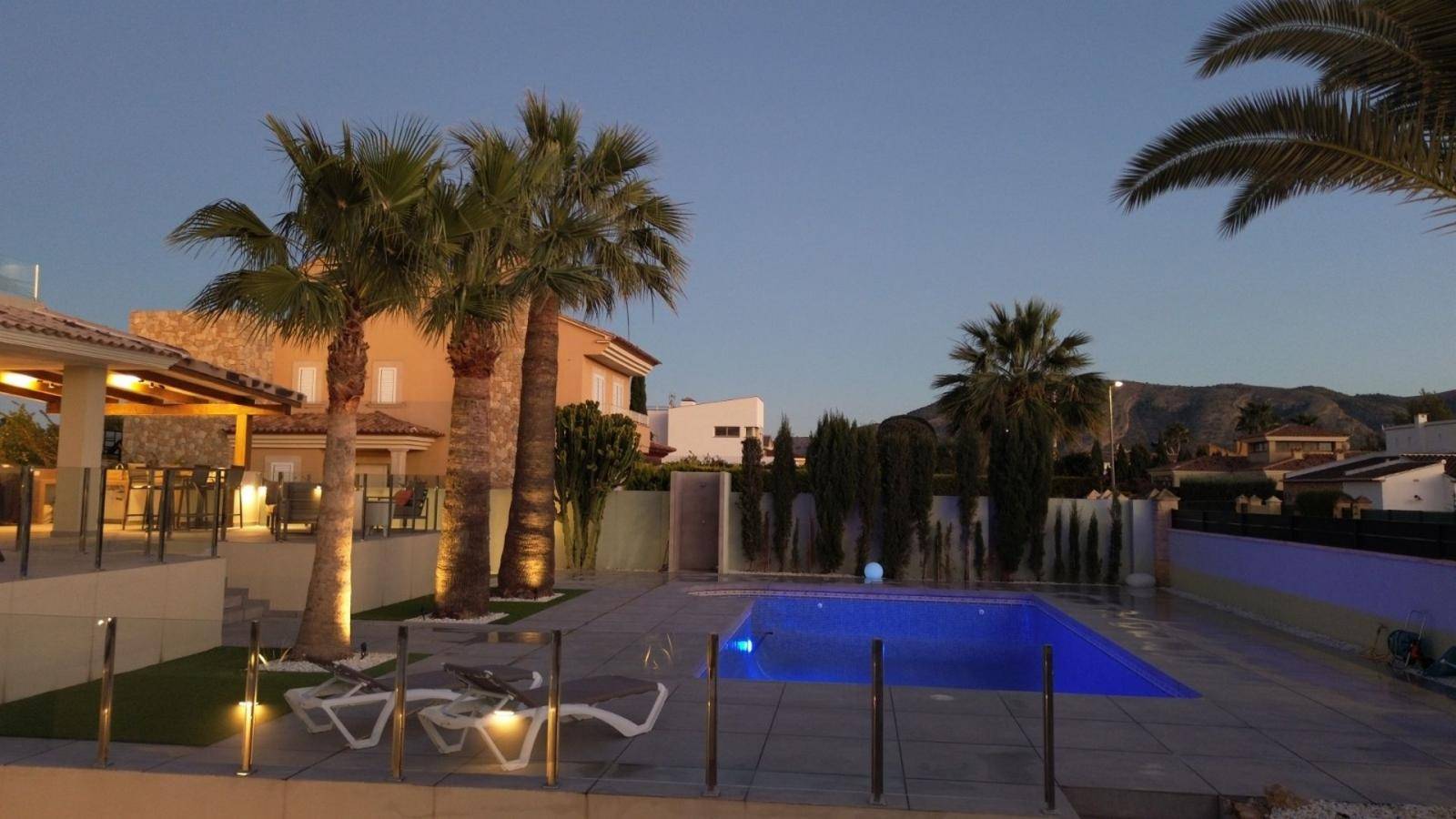 NEU RENOVIERTES LUXUS-TRAUMHAUS IN ALFAZ DEL PI / ALBIR