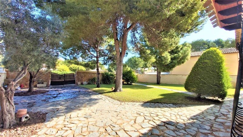 VILLA WITH PLOT OF 1000 M2, WITH PRIVATE POOL AND 300 METERS FROM PUNTA PRIMA BEACH