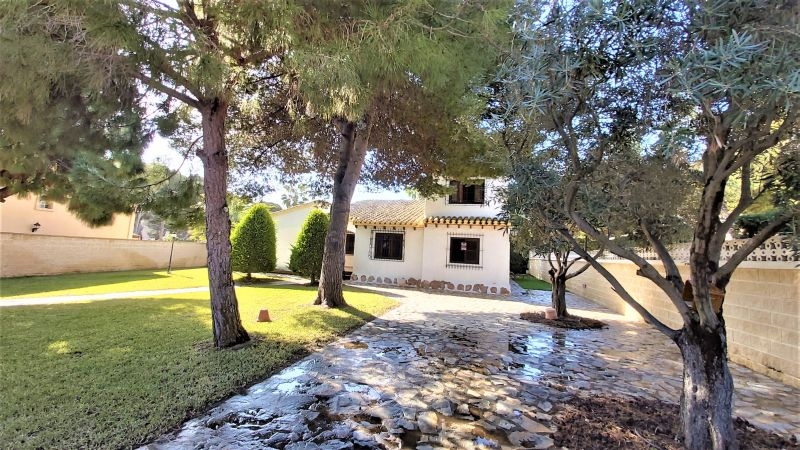 VILLA WITH PLOT OF 1000 M2, WITH PRIVATE POOL AND 300 METERS FROM PUNTA PRIMA BEACH