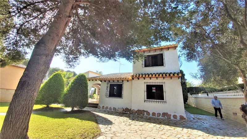 VILLA WITH PLOT OF 1000 M2, WITH PRIVATE POOL AND 300 METERS FROM PUNTA PRIMA BEACH