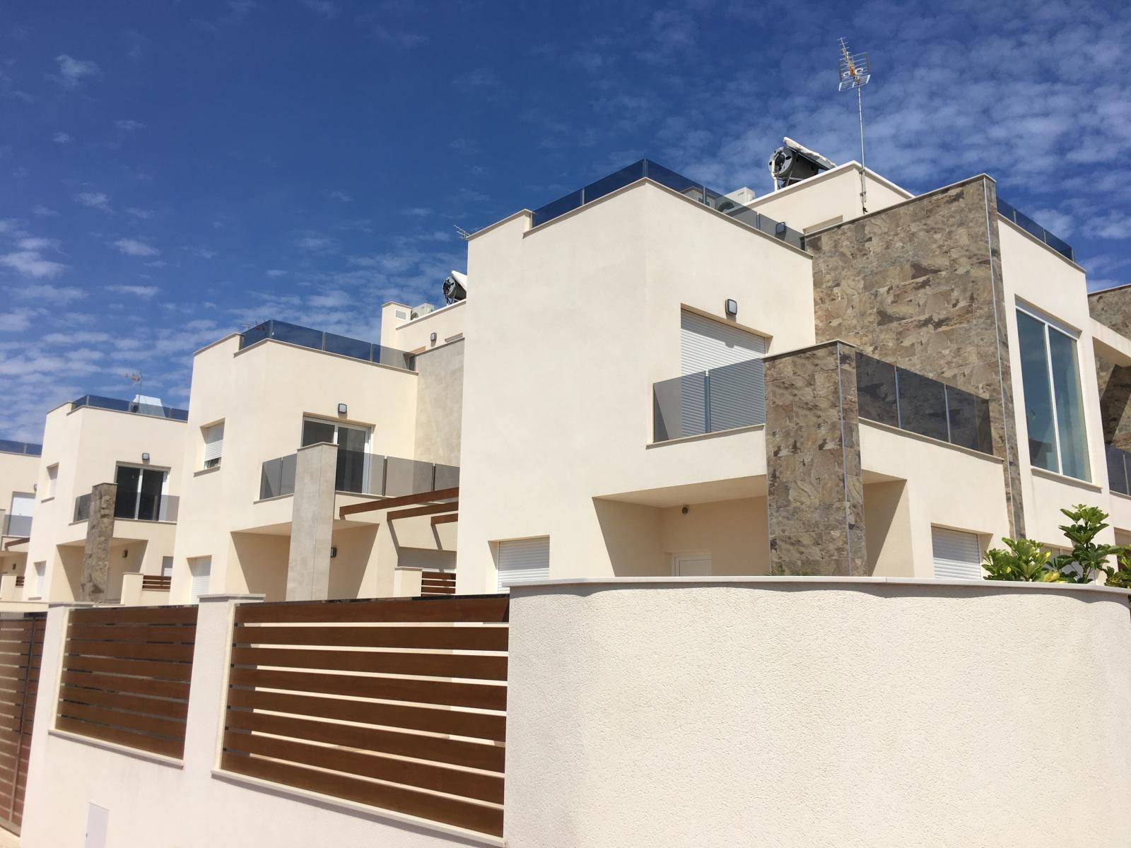 CHALET DÉTACHÉ AVEC VUE SUR LA MER