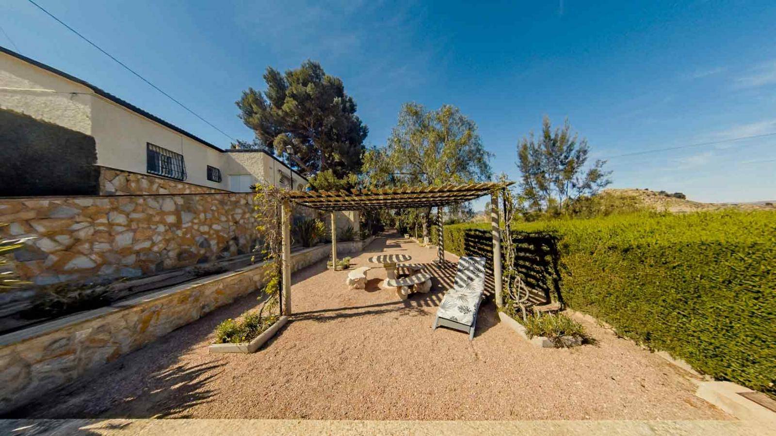 BEAUTIFUL FINCA OF 6000M² WITH HOUSE AND POOL IN PERFECT CONDITION