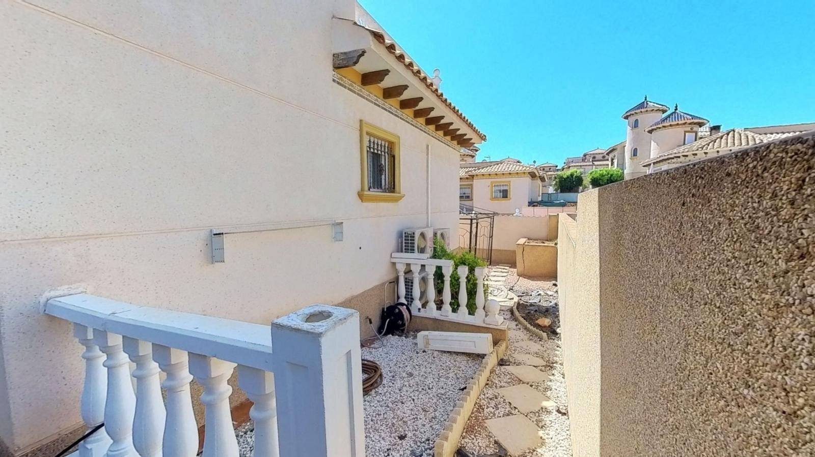DETACHED VILLA WITH PRIVATE POOL CLOSE TO THE BEACHES AND ZENIA BOULEVARD