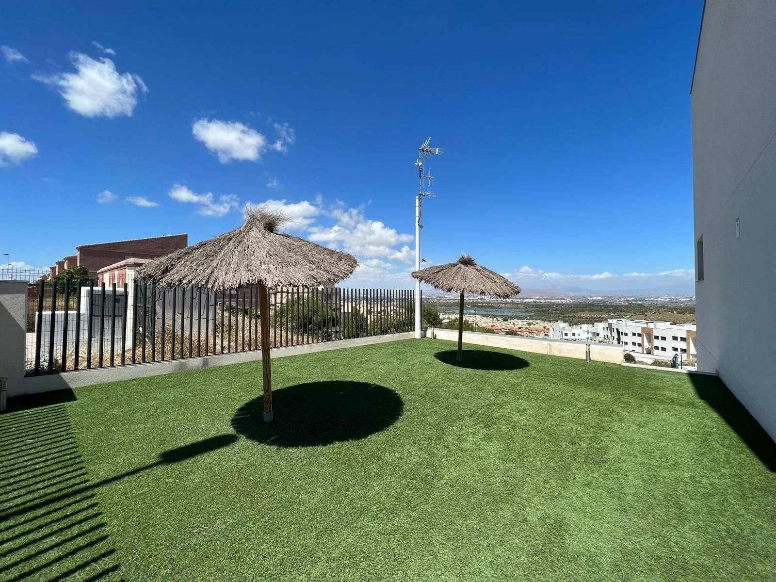 MAGNIFICENT LOWER APARTMENT WITH LARGE TERRACE OVERLOOKING THE SEA IN GRAN ALACANT