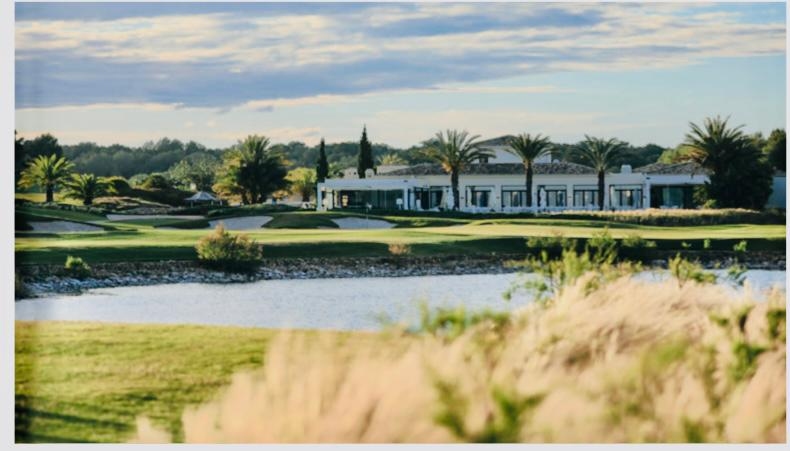 PENTHOUSE DANS LES COLLINES DU GOLF AVEC VUE PANORAMIQUE