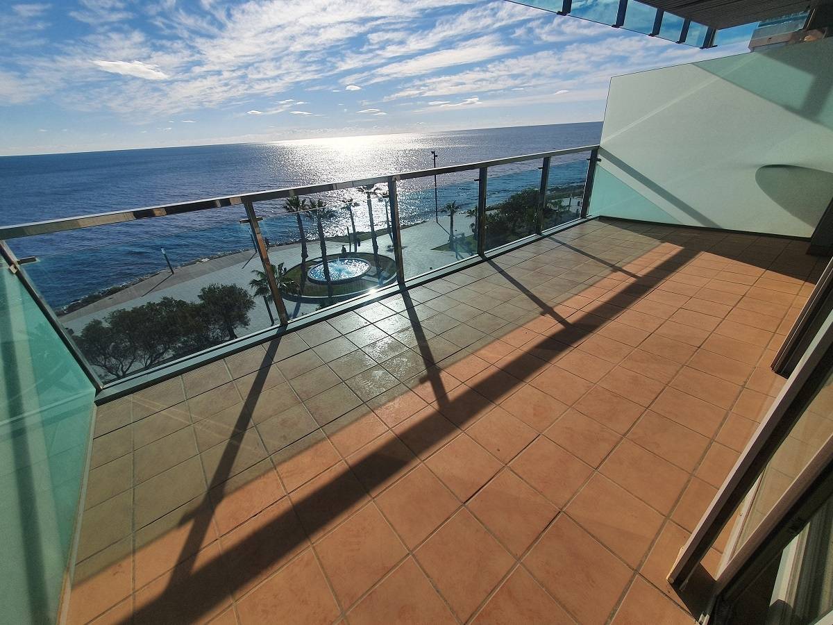 INCREDIBLE APARTMENT WITH SEA VIEWS AND COMMUNAL POOL ON THE FIRST LINE