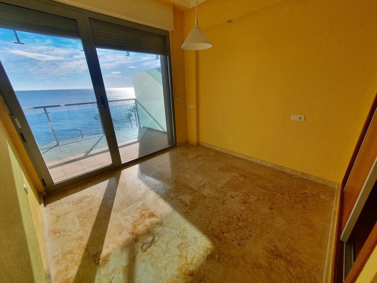 INCREDIBLE APARTMENT WITH SEA VIEWS AND COMMUNAL POOL ON THE FIRST LINE