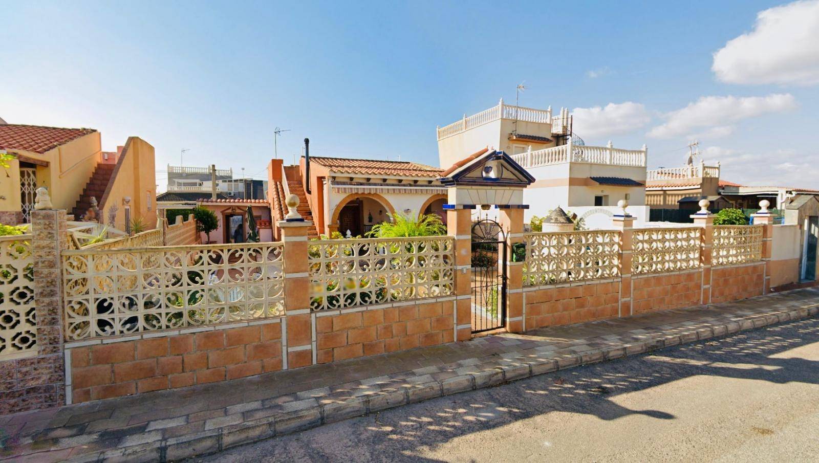 COSY DETACHED VILLA IN SAN LUIS WITH POOL AND RENOVATION POTENTIAL