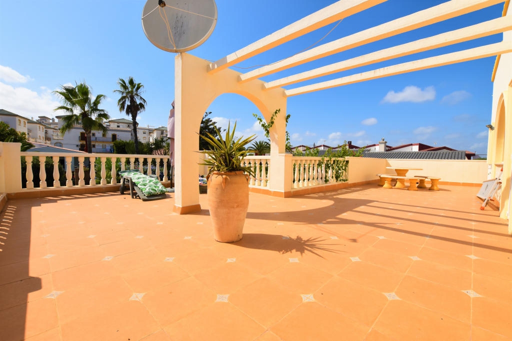 BEAUTIFUL DETACHED VILLA WITH PRIVATE POOL AND FURNISHED 100 METERS FROM THE SEA