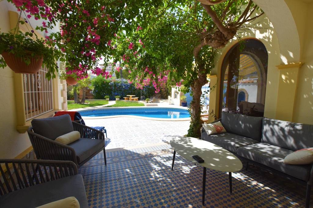 BEAUTIFUL DETACHED VILLA WITH PRIVATE POOL AND FURNISHED 100 METERS FROM THE SEA