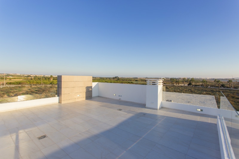 PRECIOSO CHALET CON PISCINA EN URBANIZACIÓN EL RASO