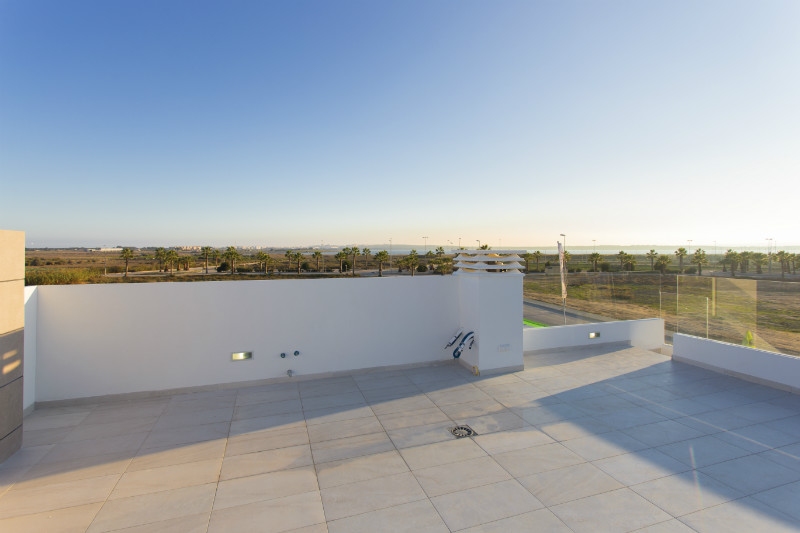 PRECIOSO CHALET CON PISCINA EN URBANIZACIÓN EL RASO