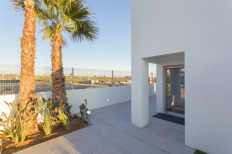 PRECIOSO CHALET CON PISCINA EN URBANIZACIÓN EL RASO