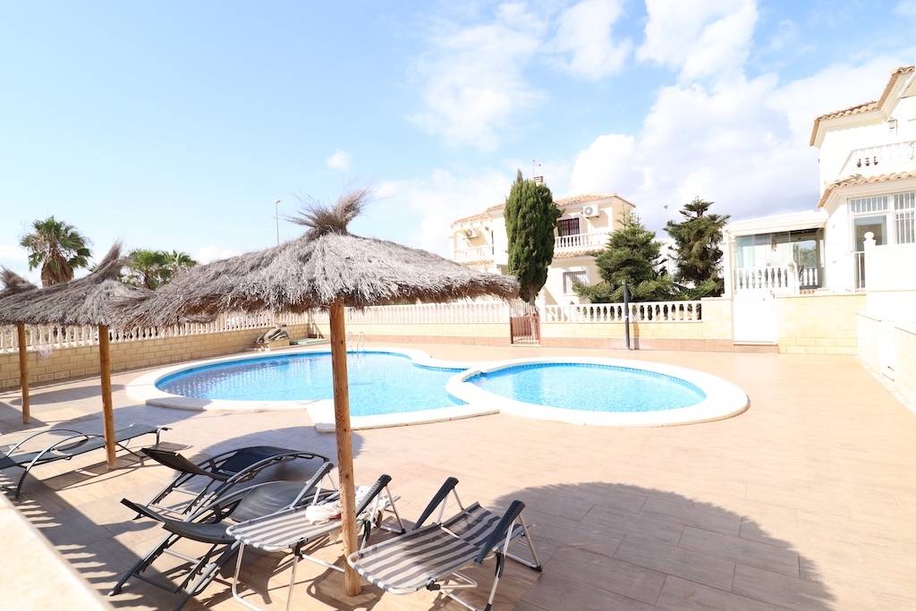 DETACHED VILLA IN LOMAS DE CABO ROIG WITH COMMUNAL POOL AND ENTRANCE FOR CAR