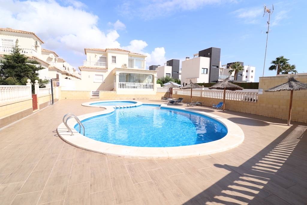 DETACHED VILLA IN LOMAS DE CABO ROIG WITH COMMUNAL POOL AND ENTRANCE FOR CAR