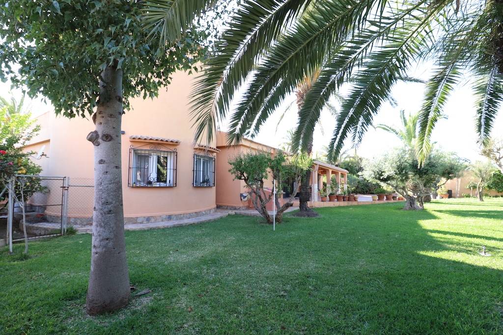 BEAUTIFUL VILLA OF 1900 M2 OF PÀRCELA WITH HOUSING FOR GUESTS