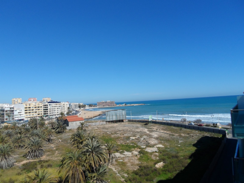 ES VEN LLUMINÓS ÀTIC AMB VISTES AL MAR