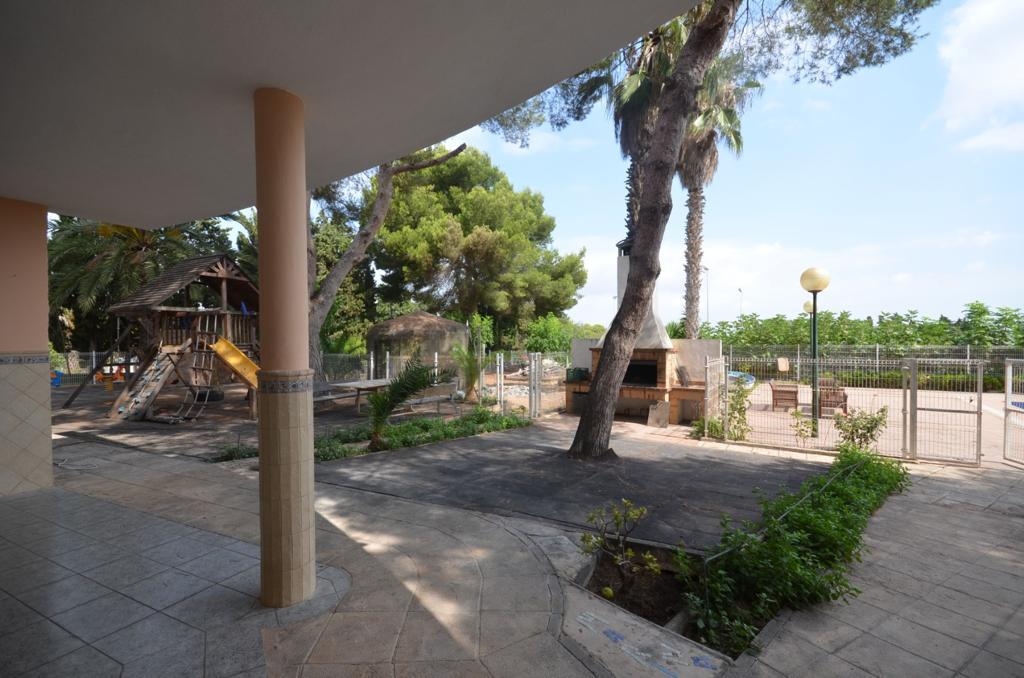 VILLA AVEC TERRAIN DE 5000 MTS.-COURT DE TENNIS - PISCINE ET VUE SUR LE LAGON ROSE À URB. LES BALCONS