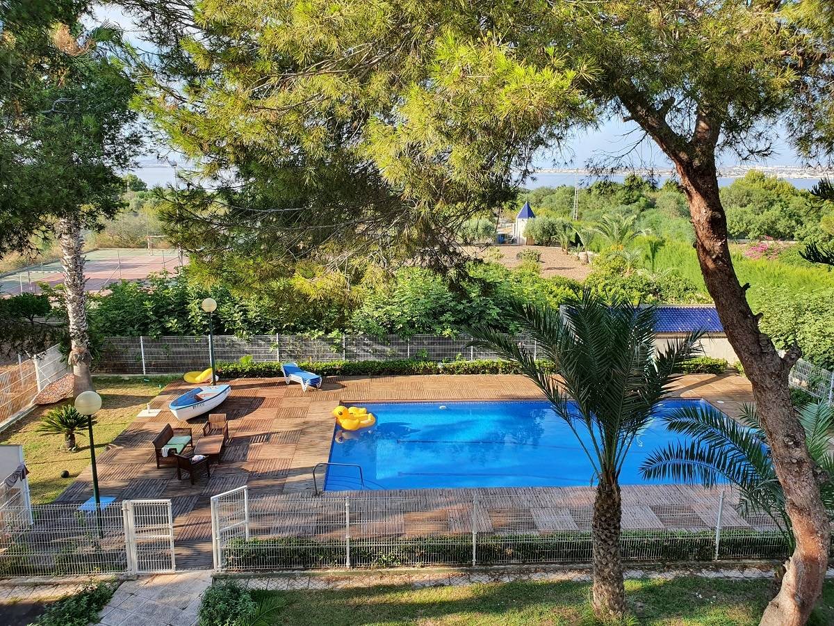 VILLA MIT GRUNDSTÜCK VON 5000 MTS.-TENNISPLATZ - SWIMMINGPOOL UND BLICK AUF DIE ROSA LAGUNE IN URB. DIE BALKONE