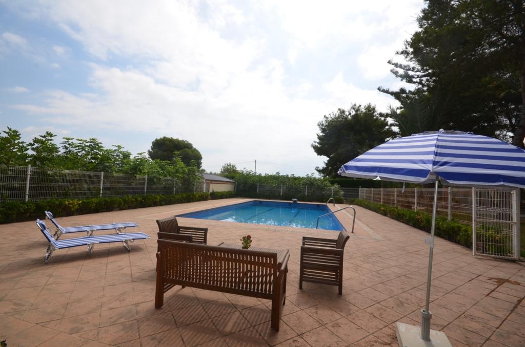 VILLA MIT GRUNDSTÜCK VON 5000 MTS.-TENNISPLATZ - SWIMMINGPOOL UND BLICK AUF DIE ROSA LAGUNE IN URB. DIE BALKONE