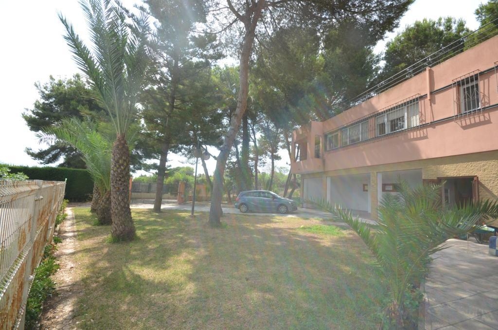 VILLA AVEC TERRAIN DE 5000 MTS.-COURT DE TENNIS - PISCINE ET VUE SUR LE LAGON ROSE À URB. LES BALCONS