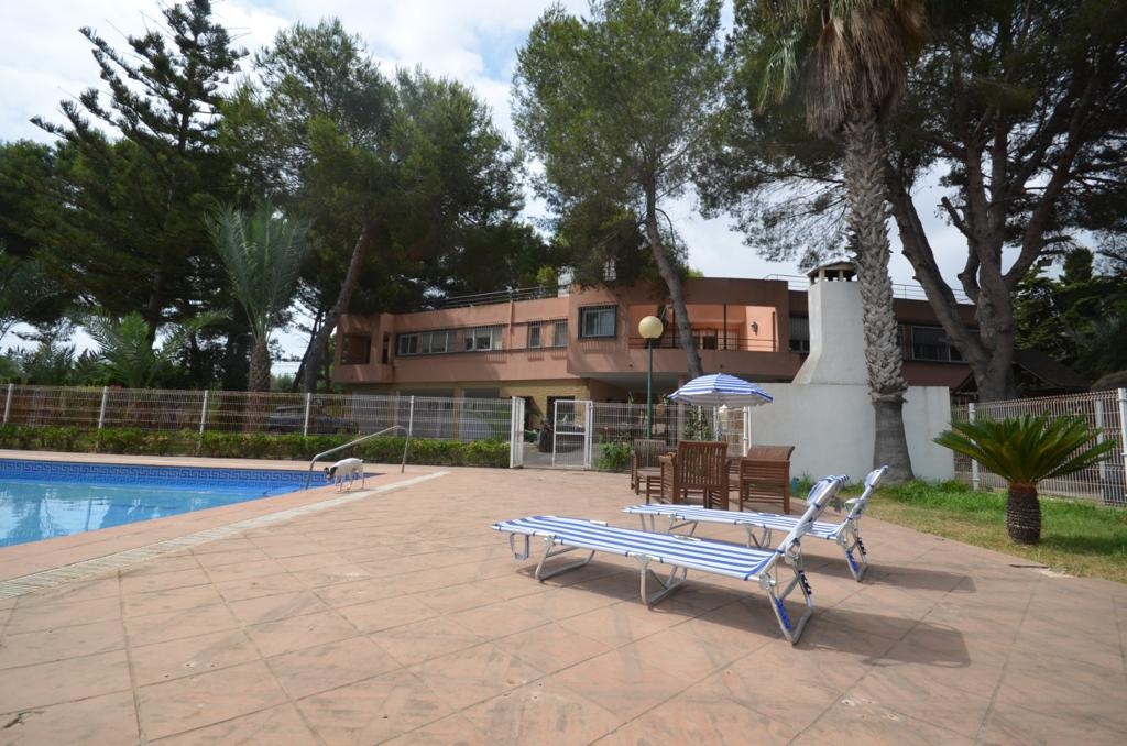 VILLA CON TERRENO DI 5000 MTS.-CAMPO DA TENNIS - PISCINA E VISTA SULLA LAGUNA ROSA A URB. I BALCONI