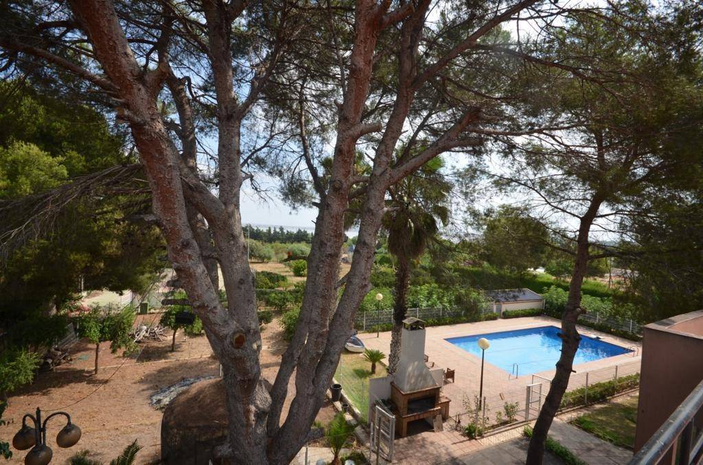 VILLA MIT GRUNDSTÜCK VON 5000 MTS.-TENNISPLATZ - SWIMMINGPOOL UND BLICK AUF DIE ROSA LAGUNE IN URB. DIE BALKONE