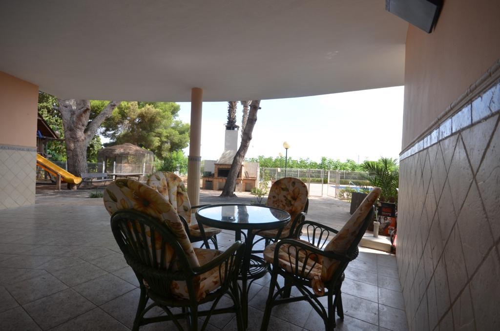 VILLA AVEC TERRAIN DE 5000 MTS.-COURT DE TENNIS - PISCINE ET VUE SUR LE LAGON ROSE À URB. LES BALCONS