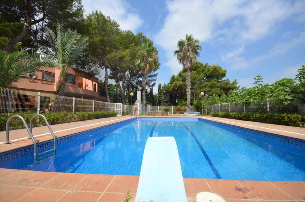 VILLA AVEC TERRAIN DE 5000 MTS.-COURT DE TENNIS - PISCINE ET VUE SUR LE LAGON ROSE À URB. LES BALCONS