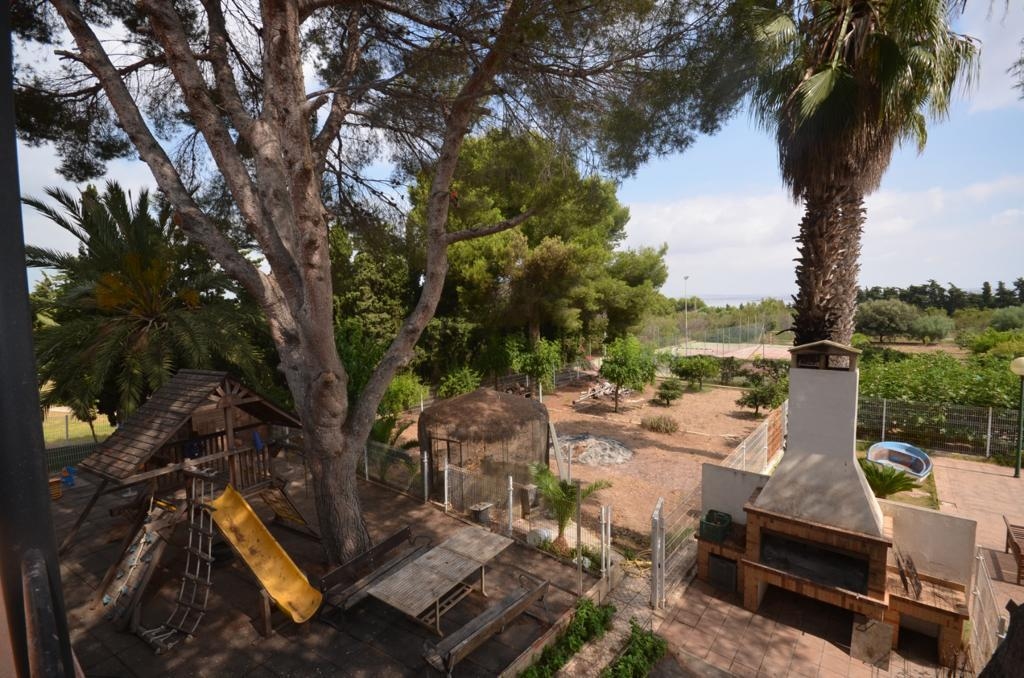 VILLA AVEC TERRAIN DE 5000 MTS.-COURT DE TENNIS - PISCINE ET VUE SUR LE LAGON ROSE À URB. LES BALCONS