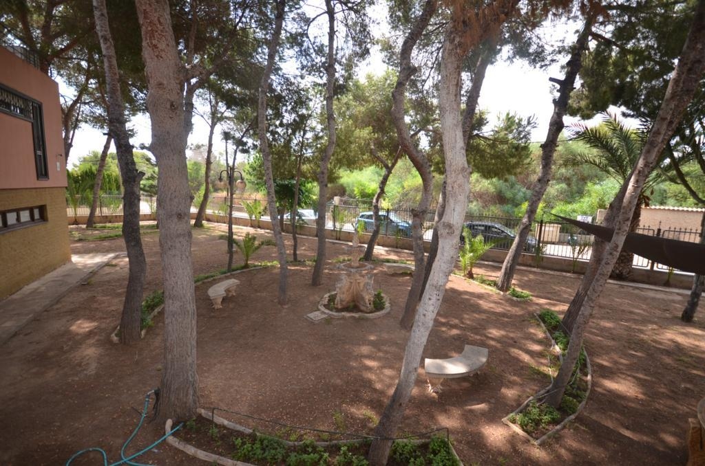 VILLA AVEC TERRAIN DE 5000 MTS.-COURT DE TENNIS - PISCINE ET VUE SUR LE LAGON ROSE À URB. LES BALCONS