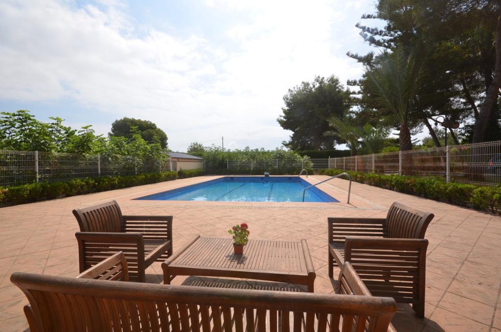 VILLA MIT GRUNDSTÜCK VON 5000 MTS.-TENNISPLATZ - SWIMMINGPOOL UND BLICK AUF DIE ROSA LAGUNE IN URB. DIE BALKONE