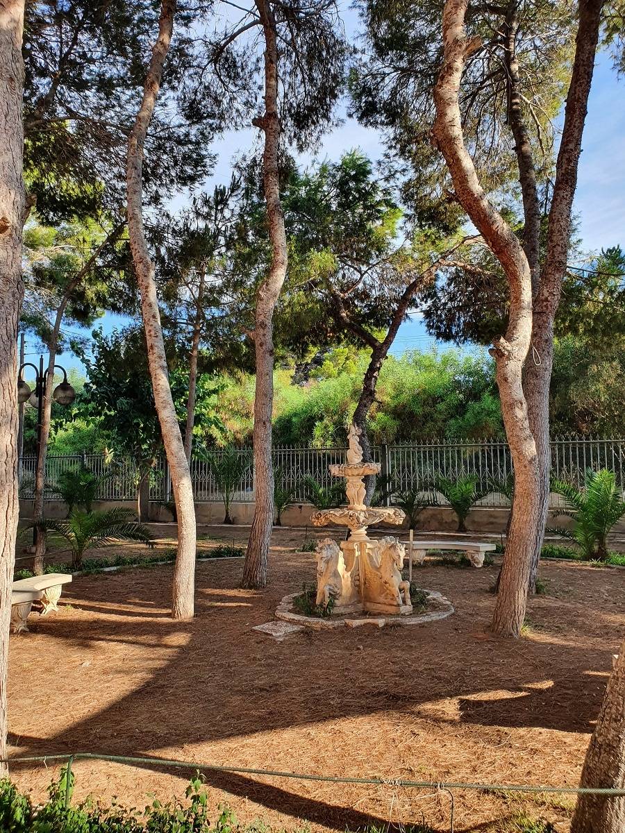 VILLA AVEC TERRAIN DE 5000 MTS.-COURT DE TENNIS - PISCINE ET VUE SUR LE LAGON ROSE À URB. LES BALCONS