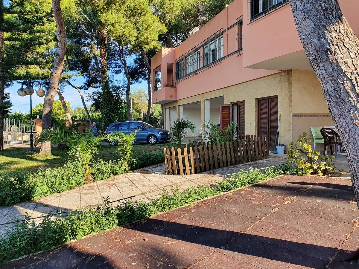 VILLA MIT GRUNDSTÜCK VON 5000 MTS.-TENNISPLATZ - SWIMMINGPOOL UND BLICK AUF DIE ROSA LAGUNE IN URB. DIE BALKONE